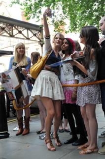 Taylor Swift feet photo thumbnail