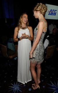 Taylor Swift feet photo thumbnail