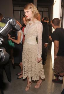 Taylor Swift feet photo thumbnail