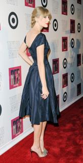 Taylor Swift feet photo thumbnail