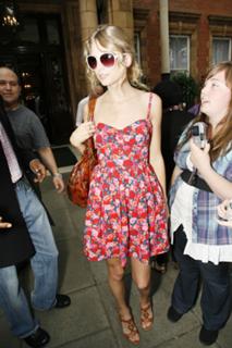 Taylor Swift feet photo thumbnail