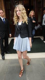 Taylor Swift feet photo thumbnail