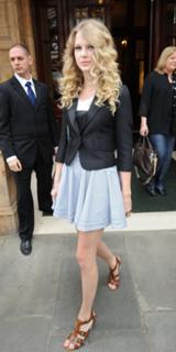Taylor Swift feet photo thumbnail