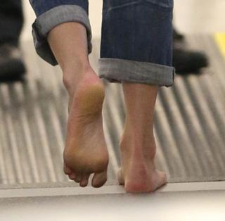 Elizabeth Banks feet photo thumbnail