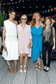 Katie Holmes feet photo thumbnail