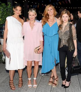 Katie Holmes feet photo thumbnail