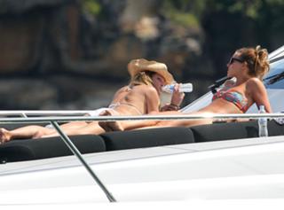 Elle Macpherson feet photo thumbnail
