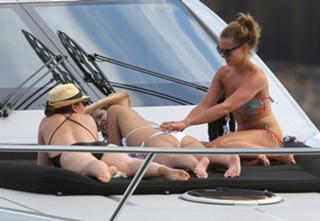 Elle Macpherson feet photo thumbnail