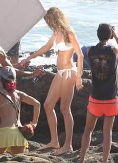 Gisele Bündchen feet photo thumbnail