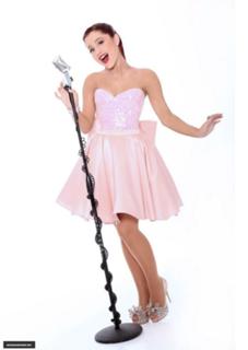 Ariana Grande feet photo thumbnail
