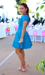 Ariana Grande feet photo thumbnail