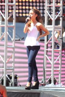 Ariana Grande feet photo thumbnail
