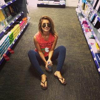 Jessie James Decker feet photo thumbnail