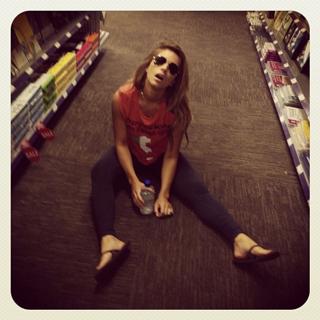 Jessie James Decker feet photo thumbnail
