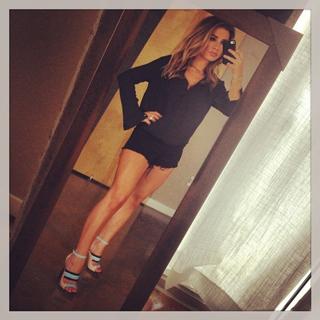 Jessie James Decker feet photo thumbnail