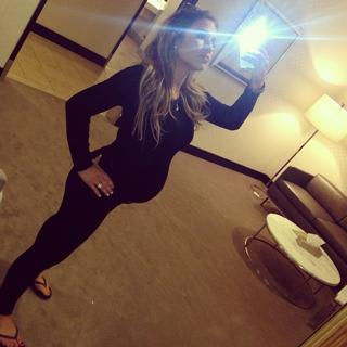 Jessie James Decker feet photo thumbnail