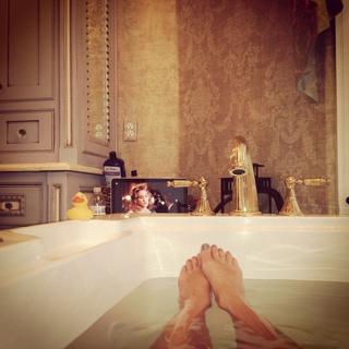 Jessie James Decker feet photo thumbnail