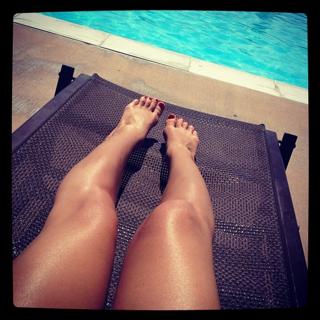 Jessie James Decker feet photo thumbnail