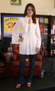 Maria Menounos feet photo thumbnail