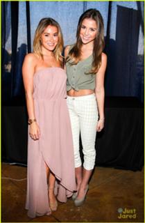 Alexa PenaVega feet photo thumbnail