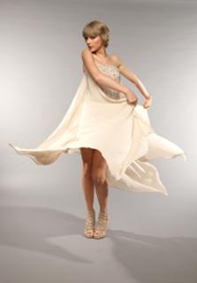 Taylor Swift feet photo thumbnail