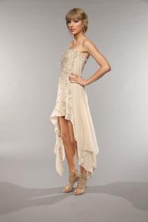Taylor Swift feet photo thumbnail
