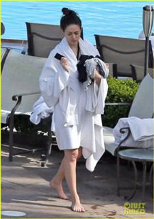Emmy Rossum feet photo thumbnail
