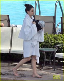 Emmy Rossum feet photo thumbnail