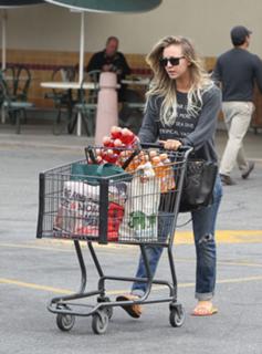 Kaley Cuoco feet photo thumbnail