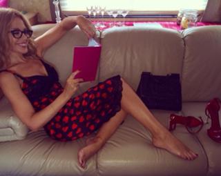 Kylie Minogue feet photo thumbnail