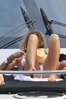Elle Macpherson feet photo thumbnail