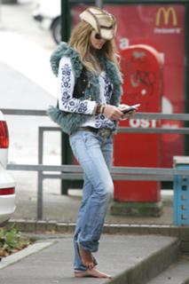 Elle Macpherson feet photo thumbnail