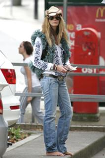Elle Macpherson feet photo thumbnail