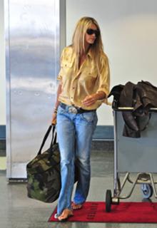 Elle Macpherson feet photo thumbnail