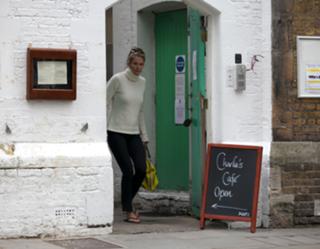 Elle Macpherson feet photo thumbnail