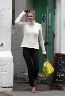 Elle Macpherson feet photo thumbnail