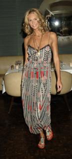 Elle Macpherson feet photo thumbnail