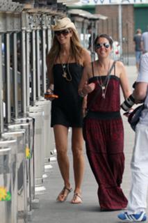 Elle Macpherson feet photo thumbnail