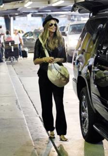 Elle Macpherson feet photo thumbnail