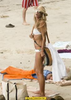Elle Macpherson feet photo thumbnail