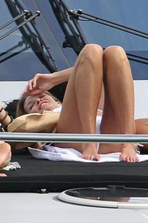 Elle Macpherson feet photo thumbnail