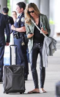 Elle Macpherson feet photo thumbnail
