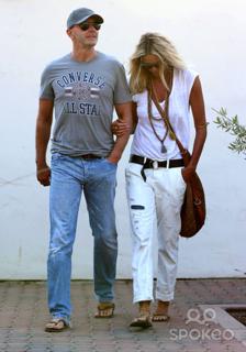 Elle Macpherson feet photo thumbnail