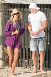 Elle Macpherson feet photo thumbnail