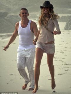 Elle Macpherson feet photo thumbnail