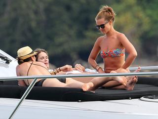 Elle Macpherson feet photo thumbnail
