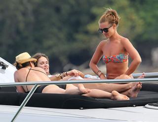 Elle Macpherson feet photo thumbnail