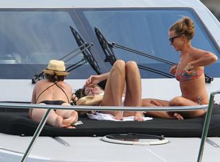 Elle Macpherson feet photo thumbnail