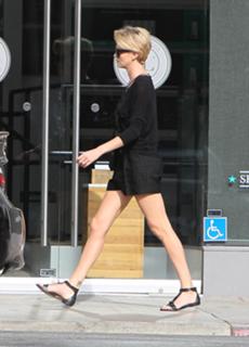 Charlize Theron feet photo thumbnail