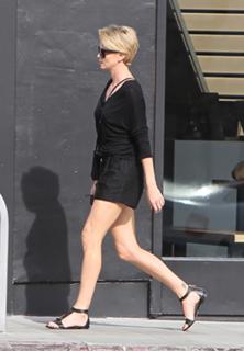 Charlize Theron feet photo thumbnail